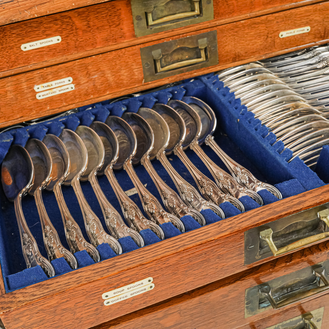 Antique MAPLE LONDON Kings Triple Plate Silverplate Flatware Set And Fitted 5 Drawer Oak Chest