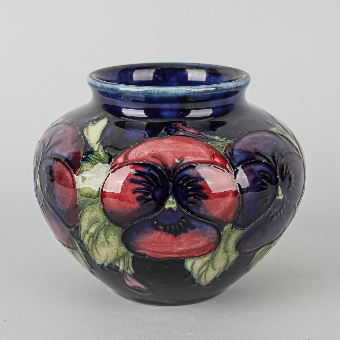 MOORCROFT Pansy Blue Ground Vase H3.5"xD4.5"