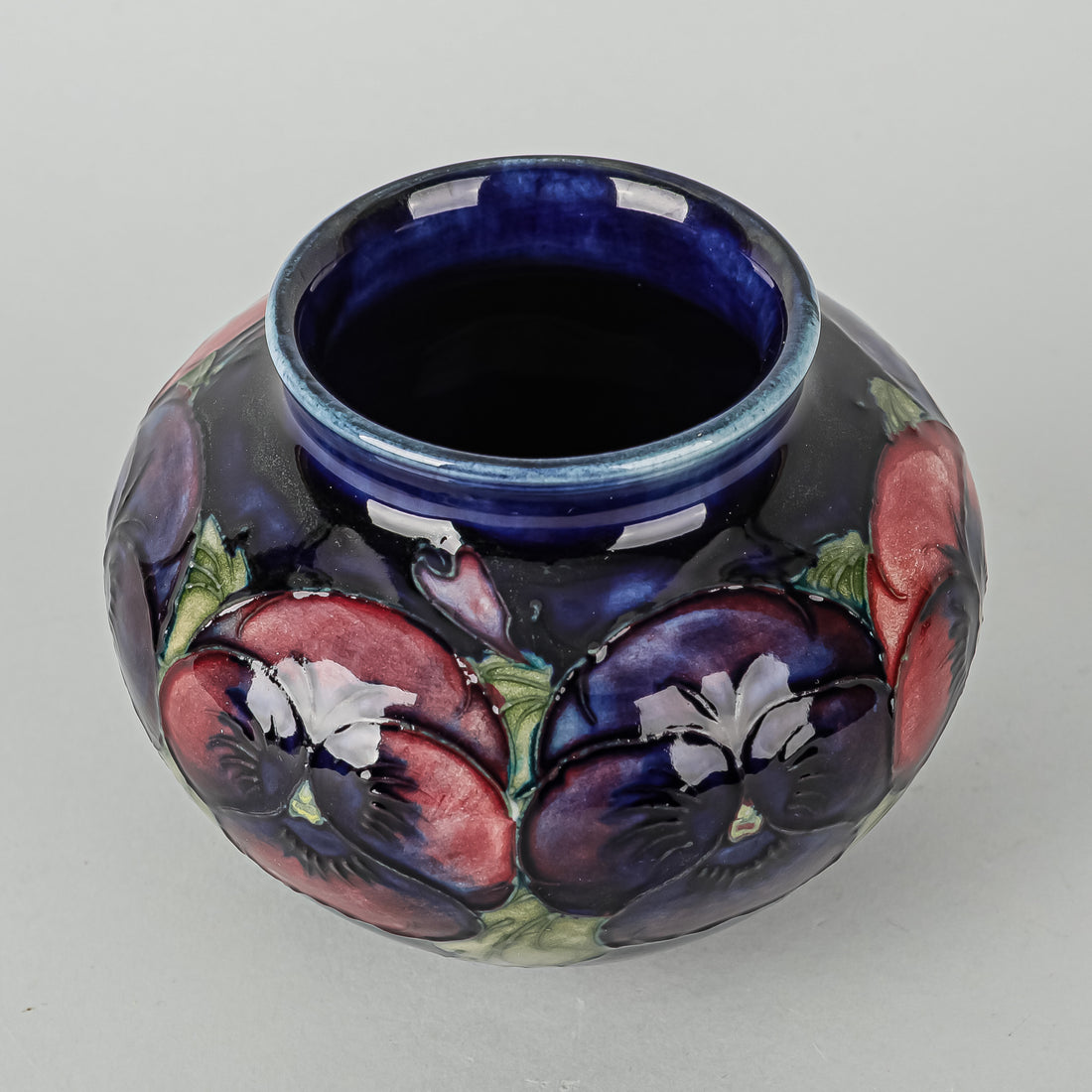 MOORCROFT Pansy Blue Ground Vase H3.5"xD4.5"