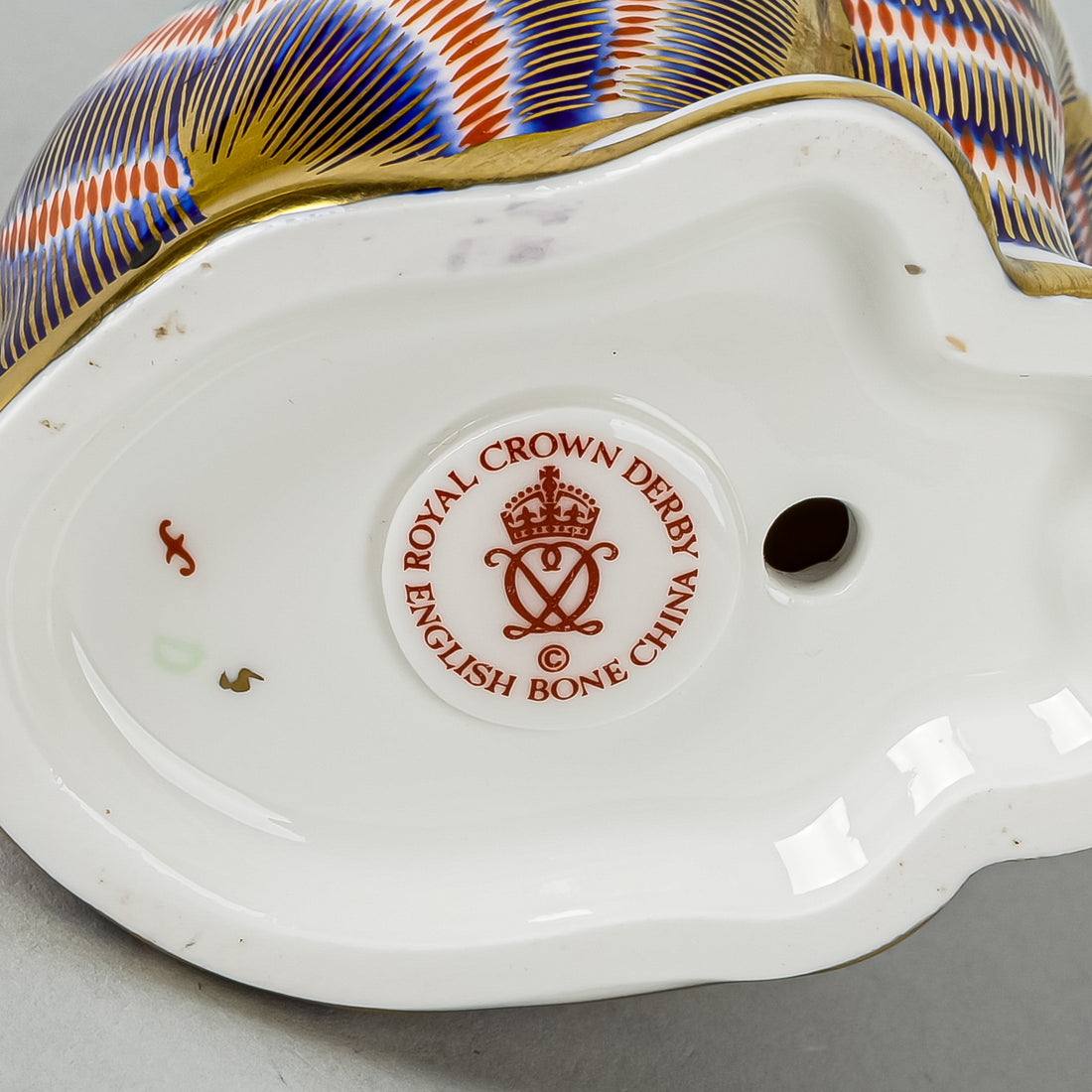 ROYAL CROWN DERBY Paperweight Sitting Cat - Ceramic Stopper