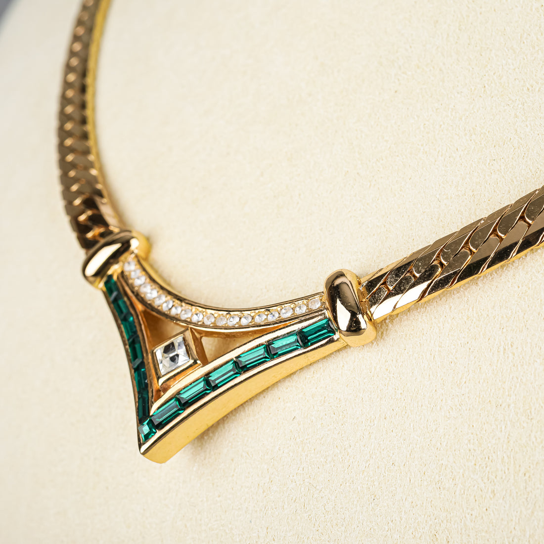 CHRISTIAN DIOR Gold Tone Green White Colarette Necklace