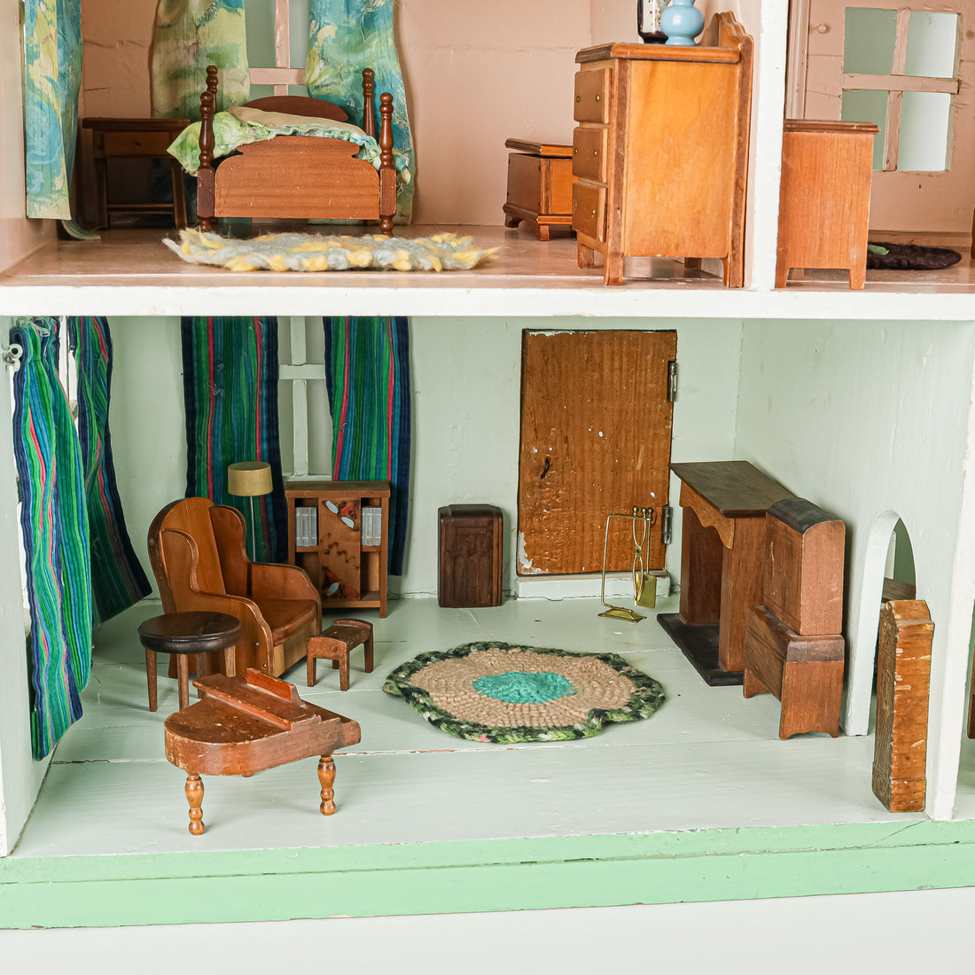 Vintage Doll House And Furniture  25+ Pieces Of Furniture