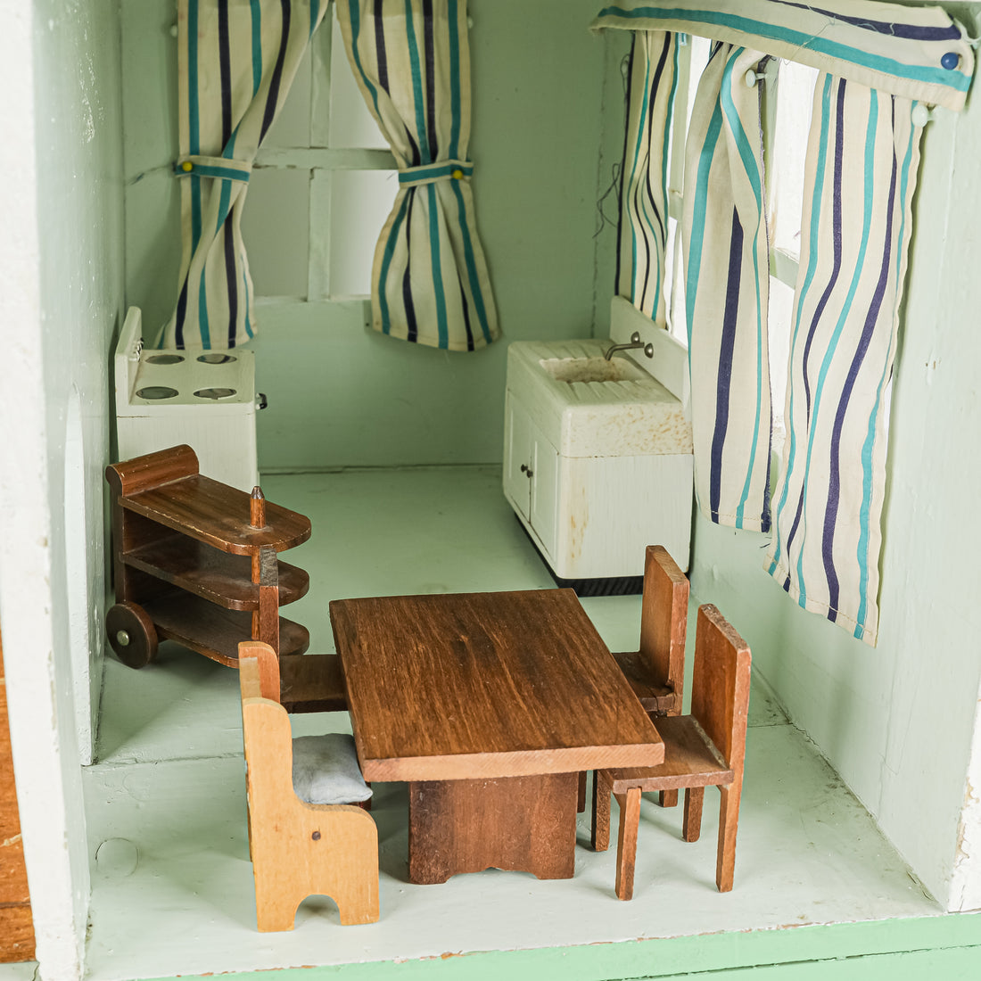 Vintage Doll House And Furniture  25+ Pieces Of Furniture