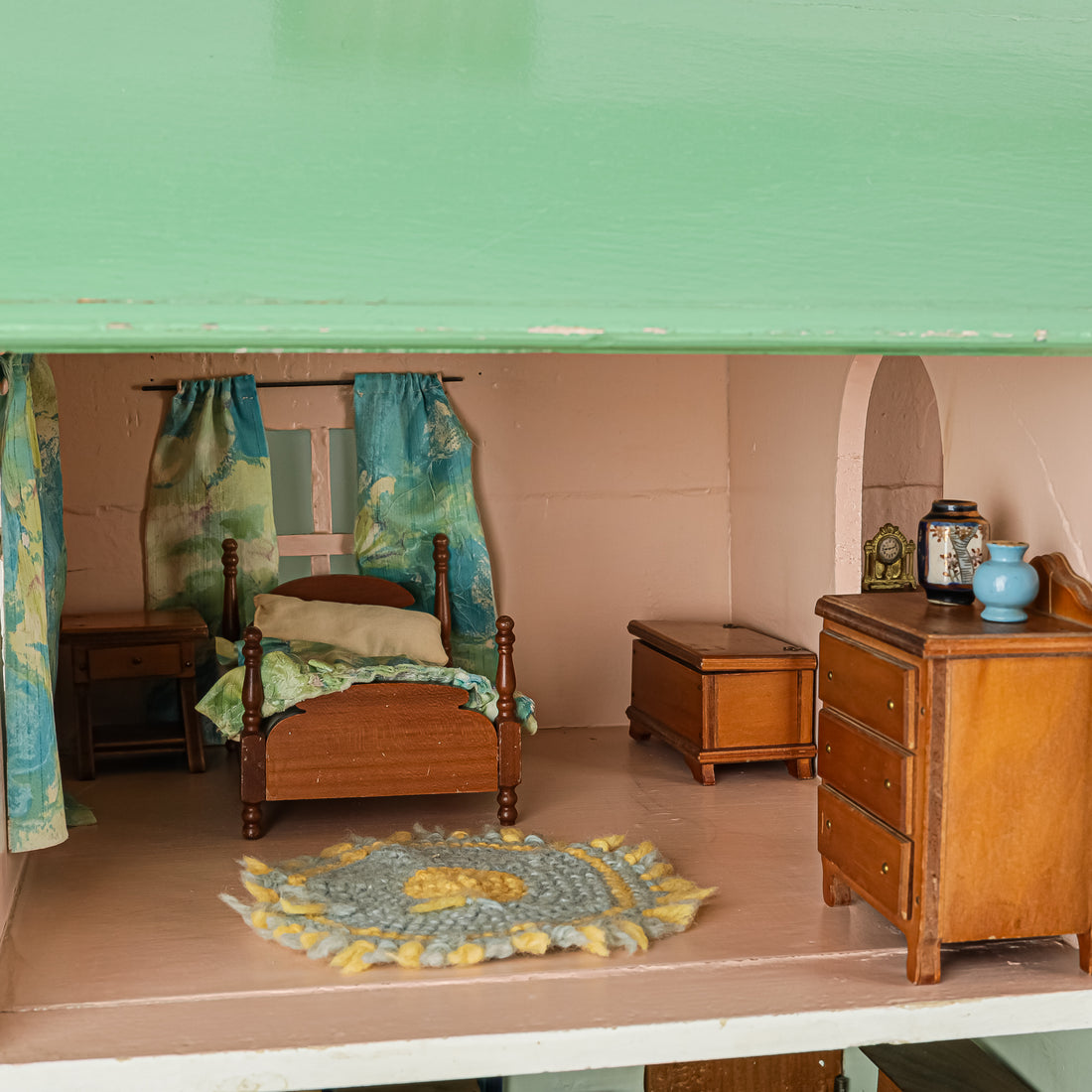 Vintage Doll House And Furniture  25+ Pieces Of Furniture