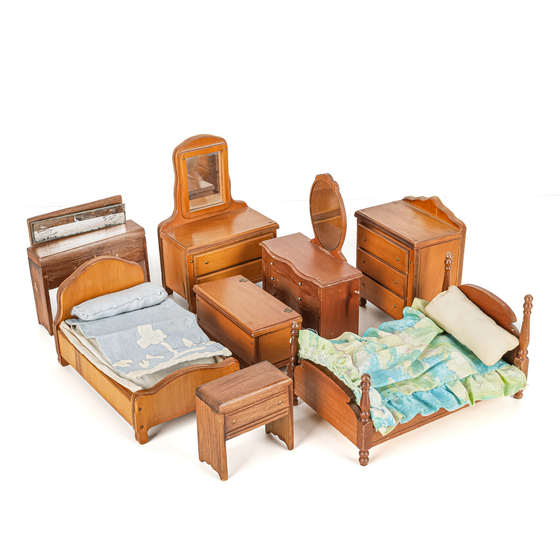 Vintage Doll House And Furniture  25+ Pieces Of Furniture