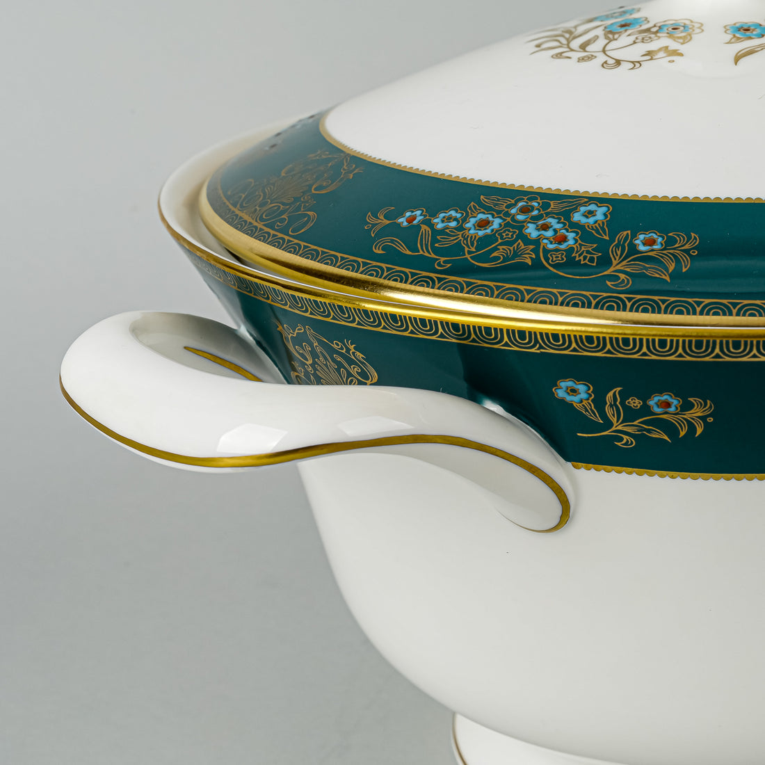 WEDGWOOD Agincourt R4513 Covered Serving Bowl