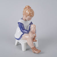 BING & GRØNDAHL Figurine Marianne, Girl Tying Shoelace 2373