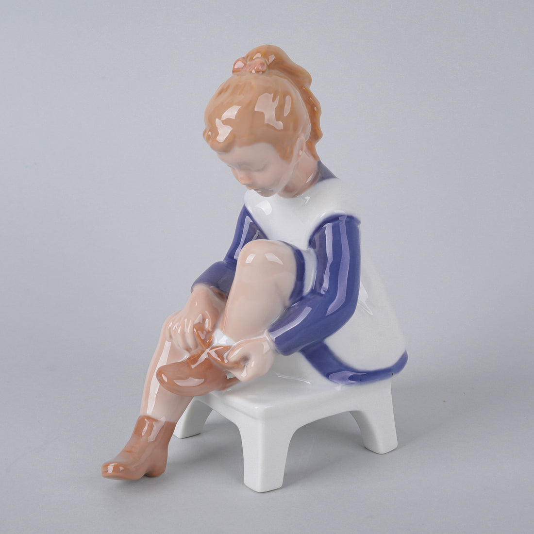 BING & GRØNDAHL Figurine Marianne, Girl Tying Shoelace 2373