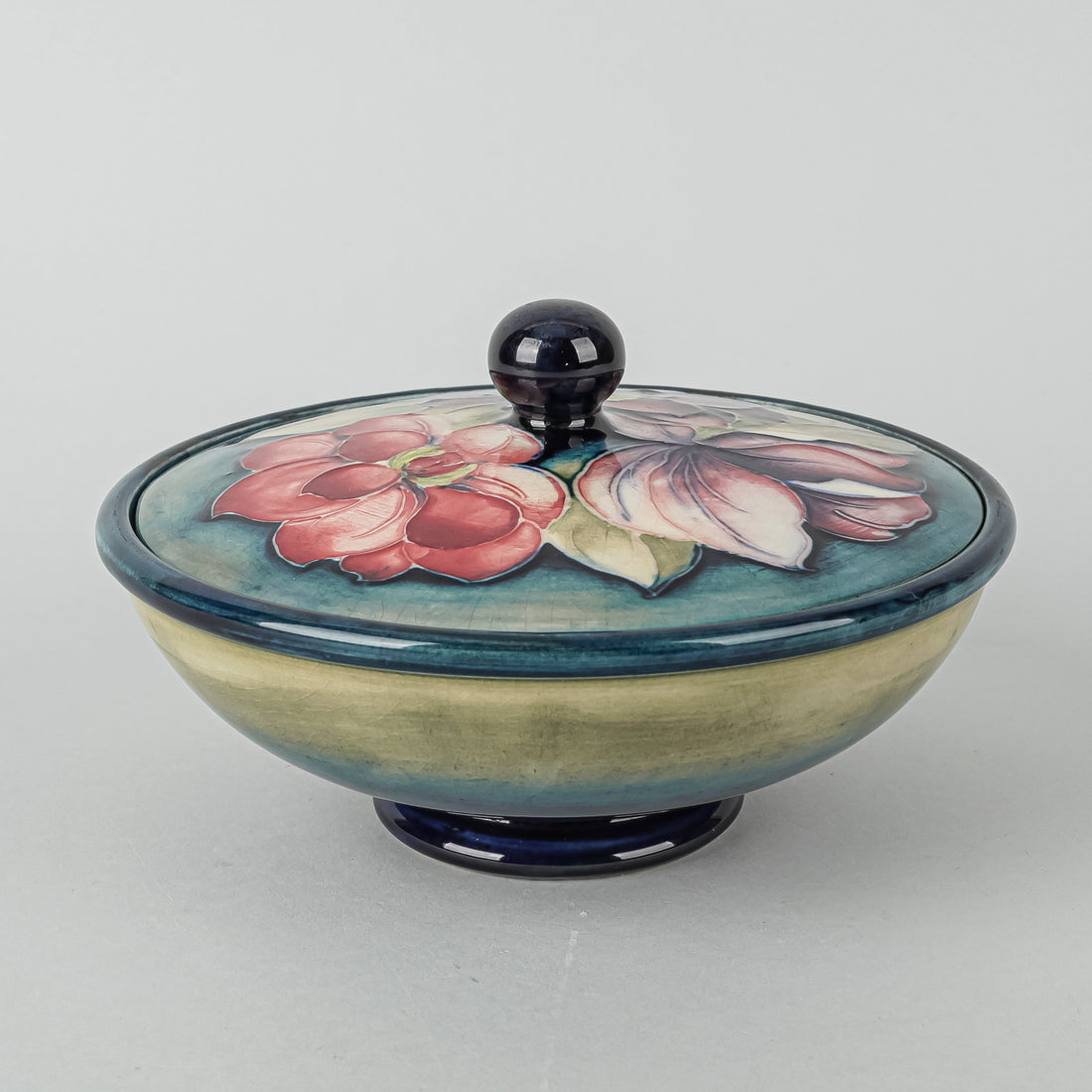 MOORCROFT Clematis Blue/Green Ground Round Covered Bowl