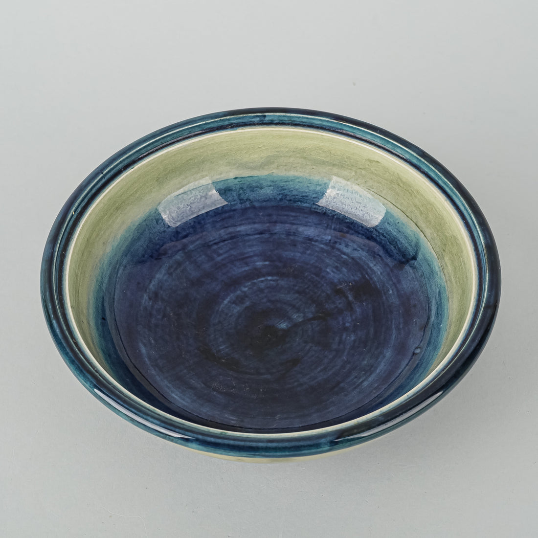 MOORCROFT Clematis Blue/Green Ground Round Covered Bowl