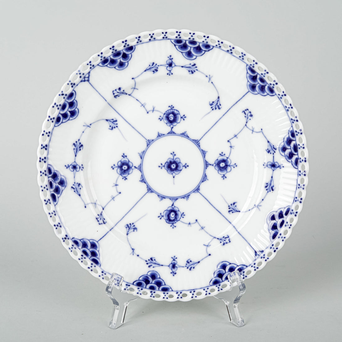 ROYAL COPENHAGEN Vintage Blue Fluted Full Lace Plate
