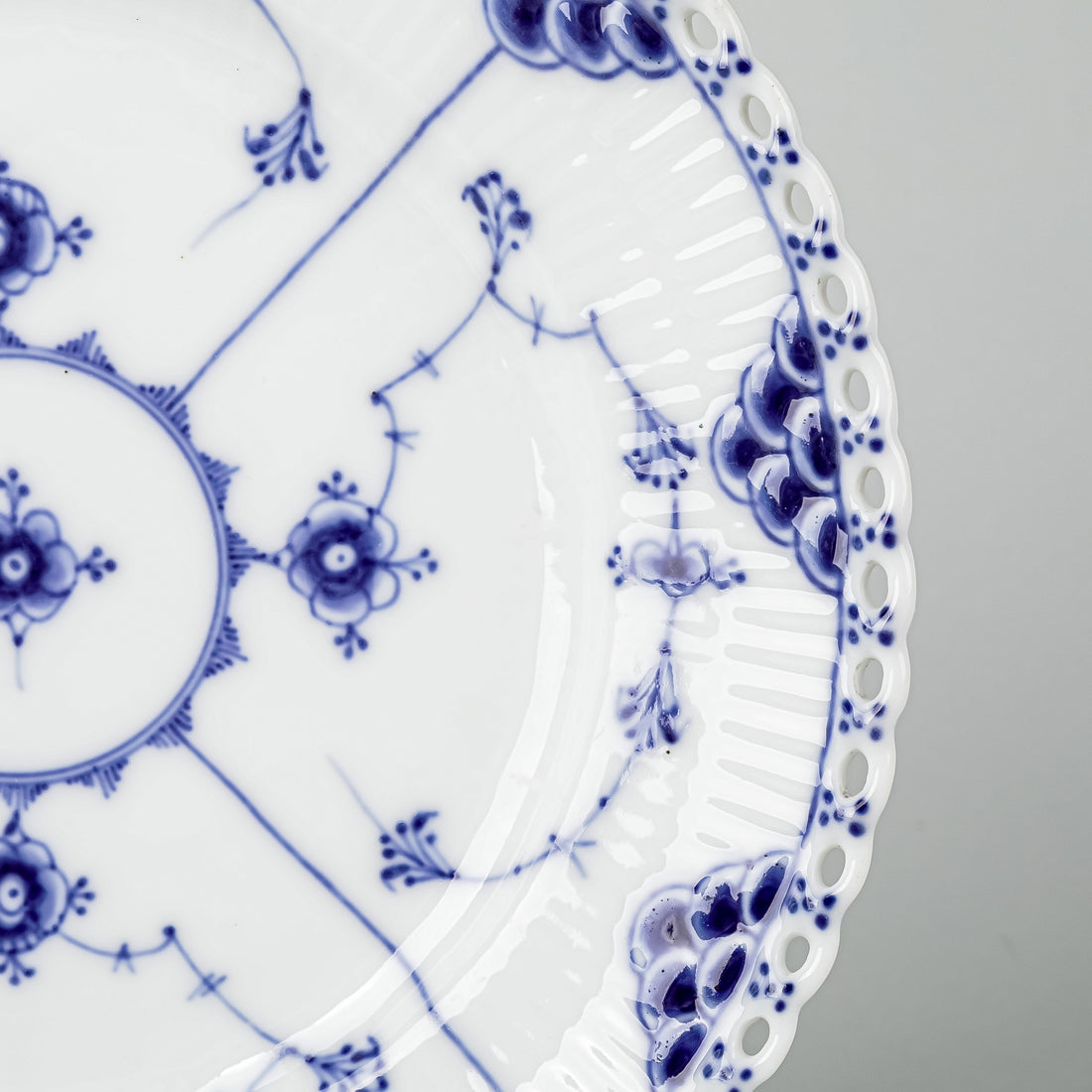 ROYAL COPENHAGEN Vintage Blue Fluted Full Lace Plate