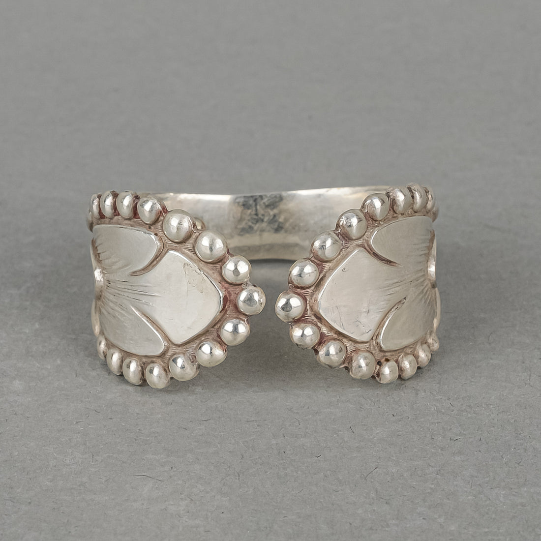 830 Silver Beaded Tapered Napkin Ring