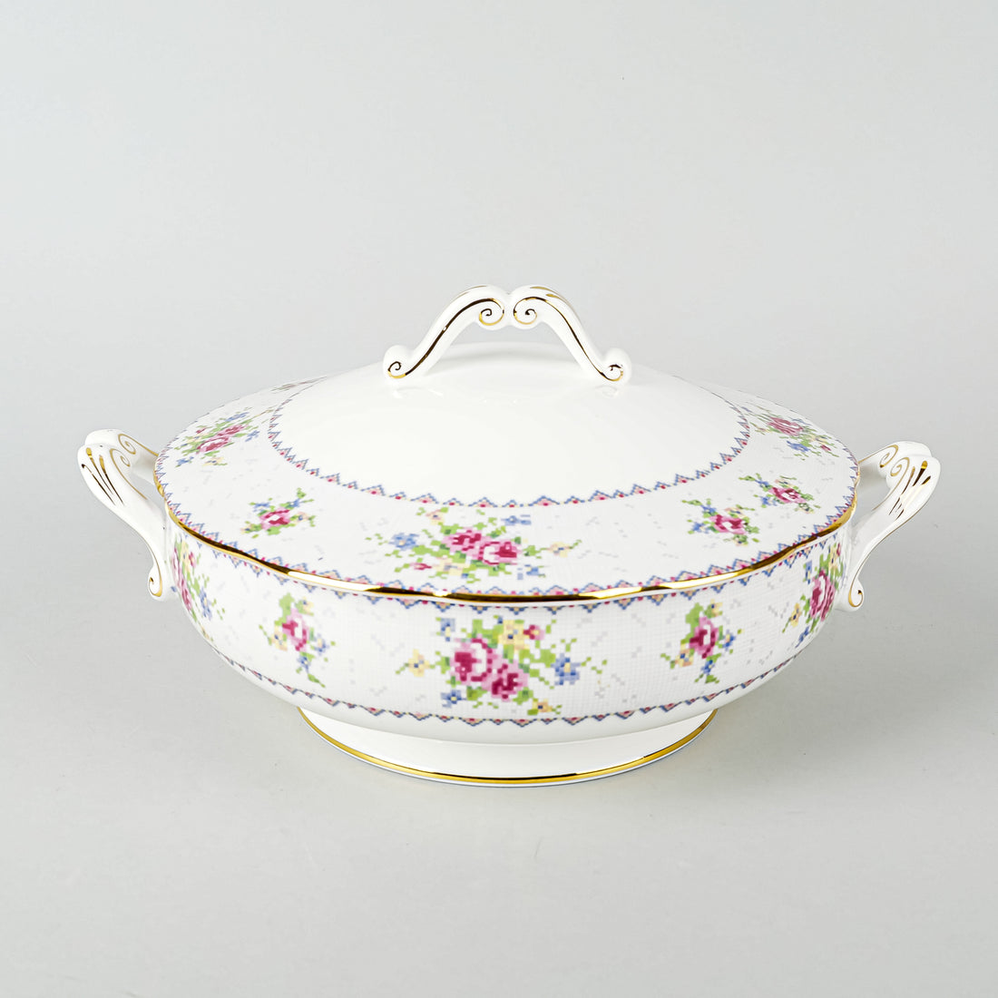 ROYAL ALBERT Petit Point Round Covered Serving Dish