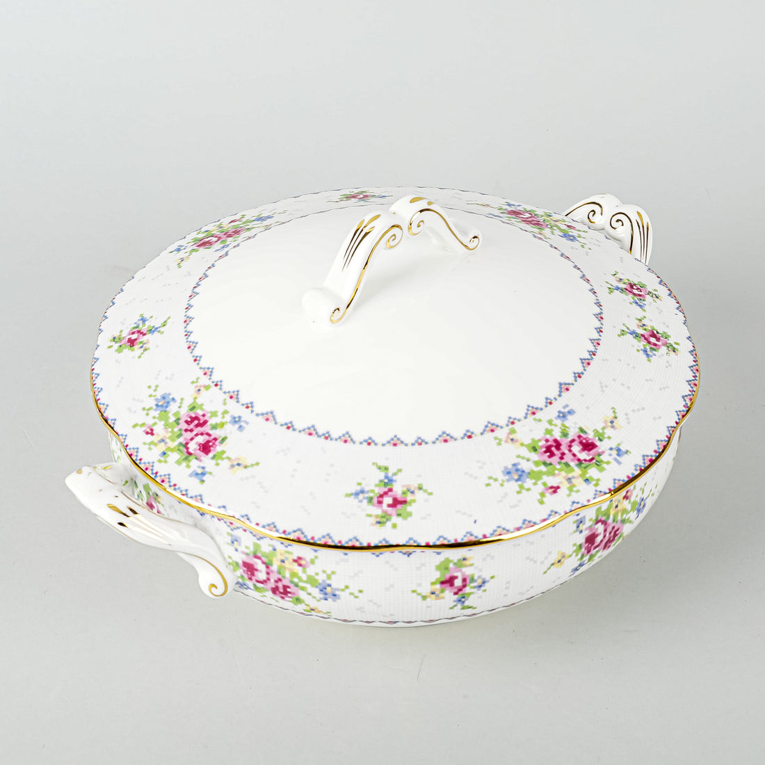 ROYAL ALBERT Petit Point Round Covered Serving Dish