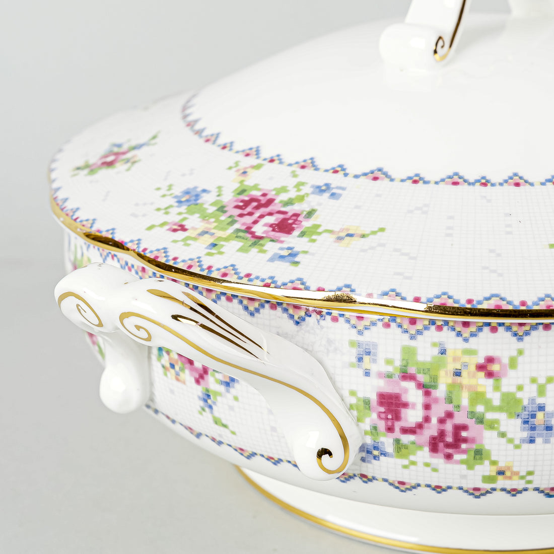 ROYAL ALBERT Petit Point Round Covered Serving Dish
