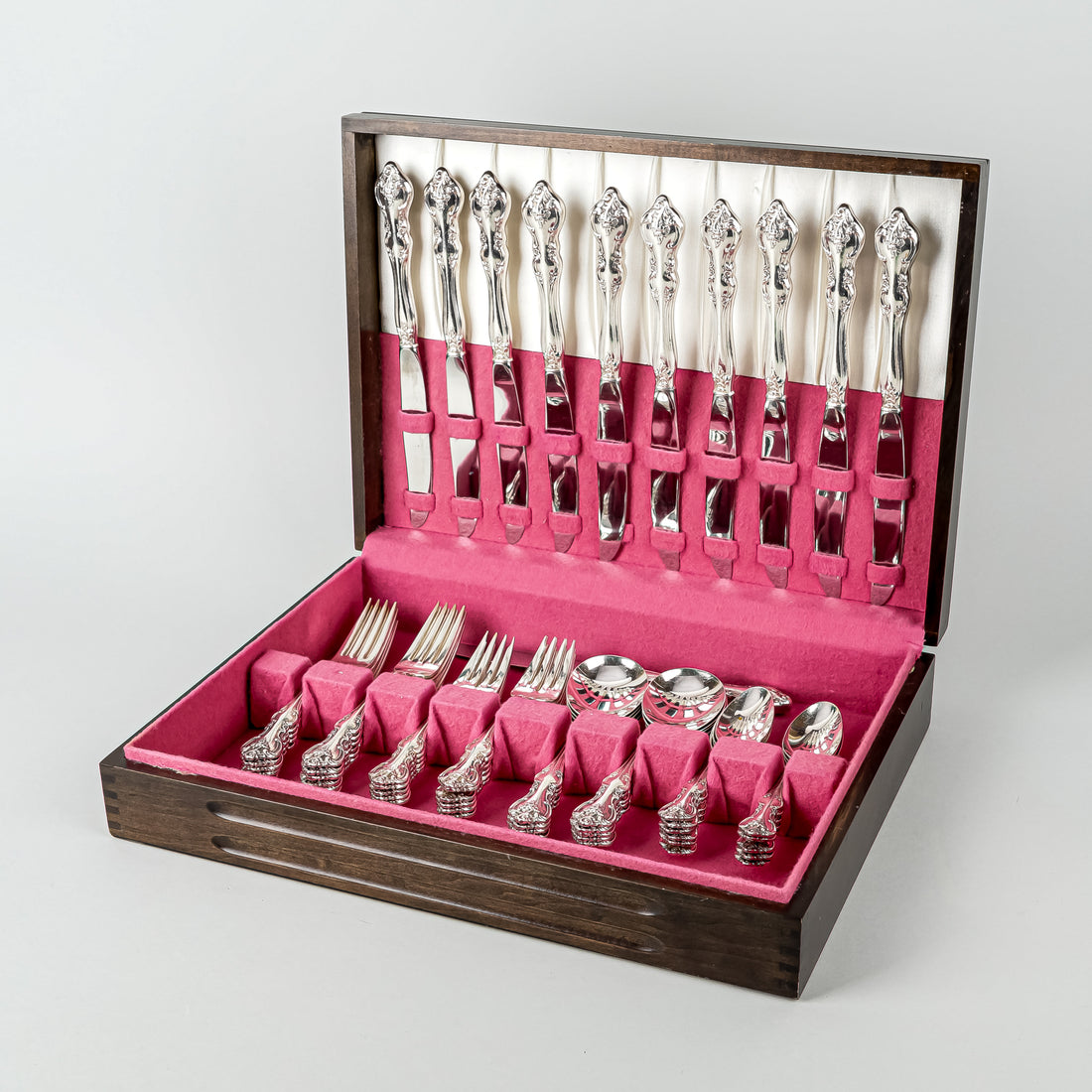 1847 ROGERS BROS Orleans Silver Plate Flatware 11 Place Settings Plus Extras