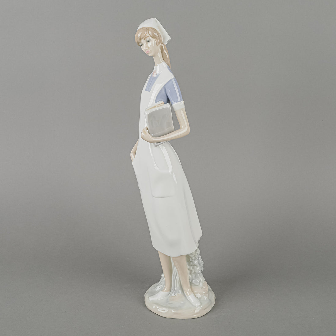 LLADRO Figurine Nurse 4603