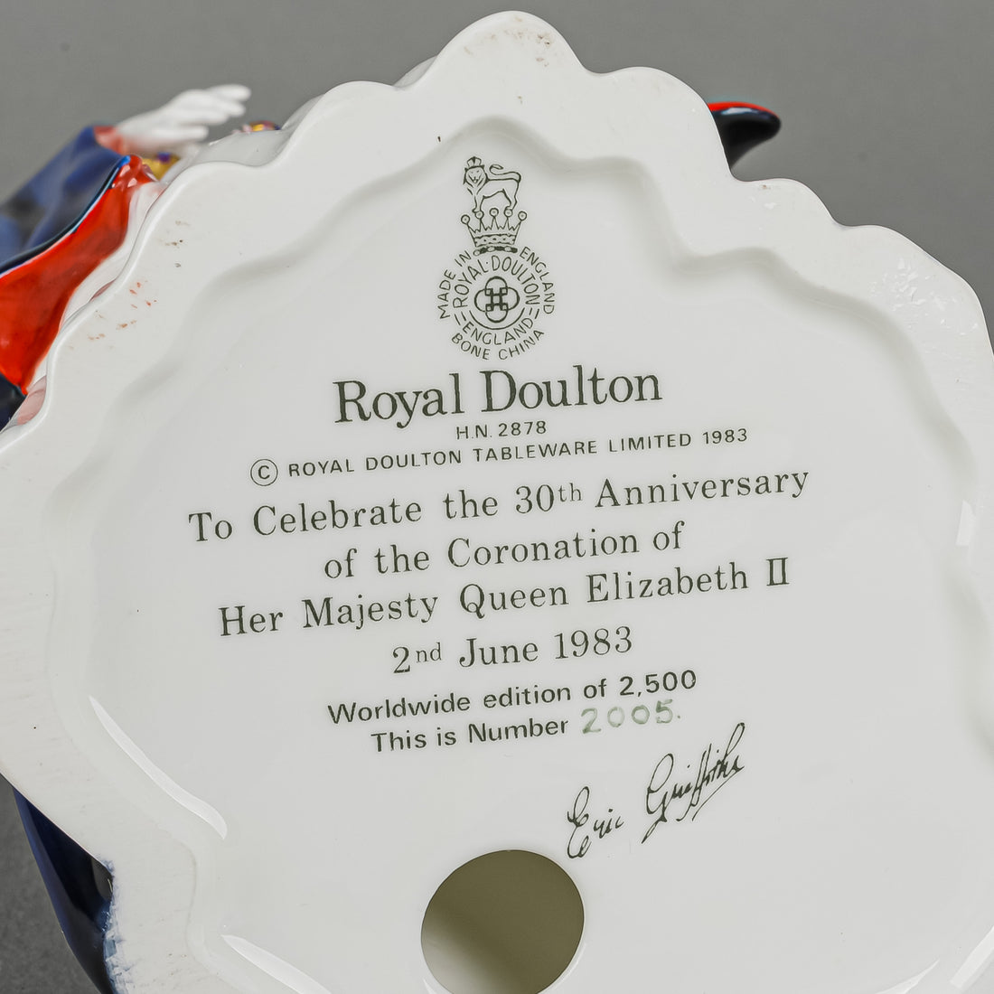 ROYAL DOULTON Figurine Her Majesty Queen Elizabeth II HN 2878