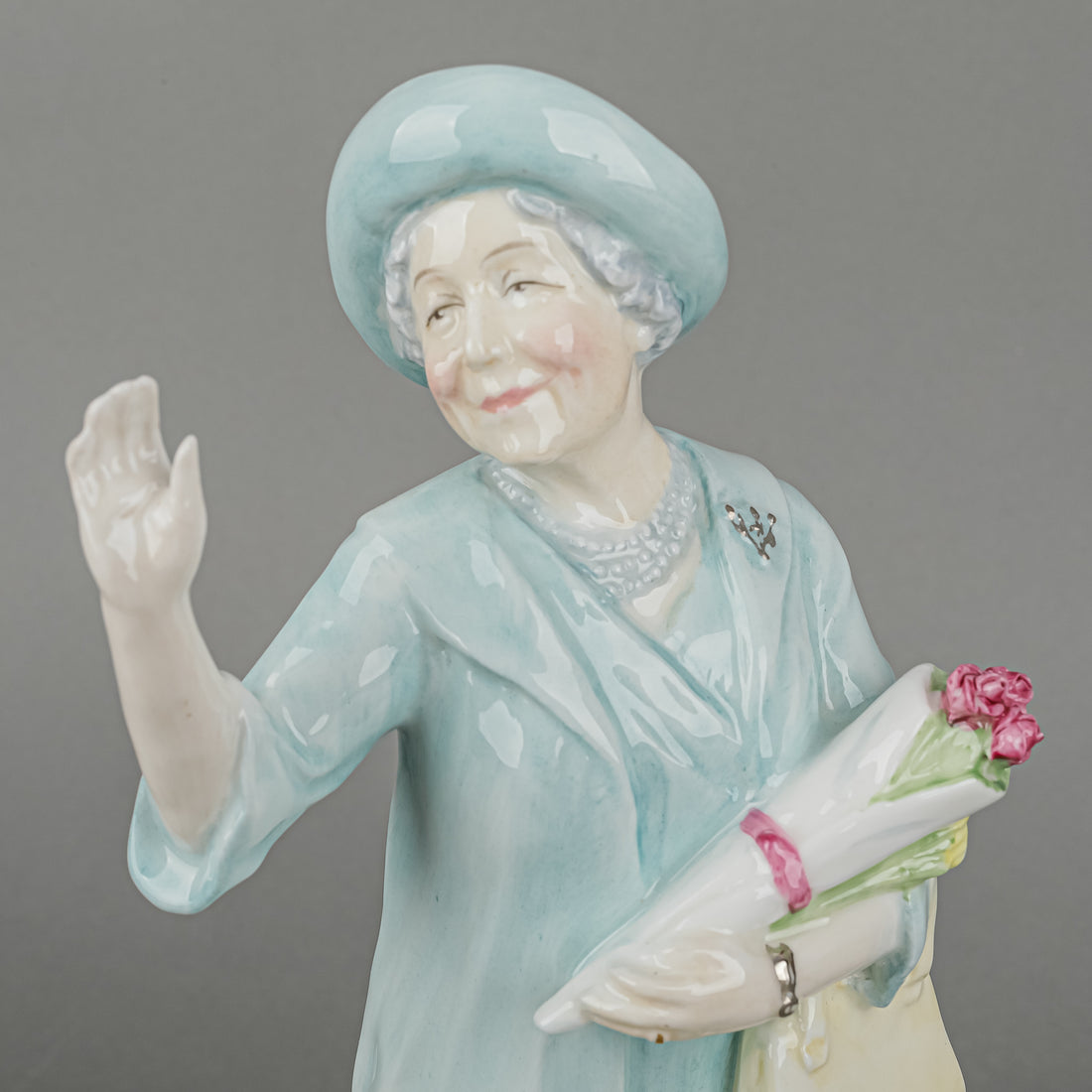 ROYAL DOULTON Figurine HM Queen Elizabeth The Queen Mother HN 4086