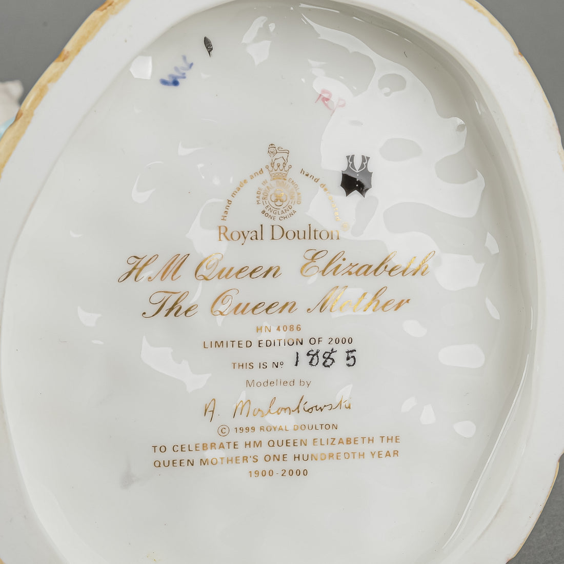 ROYAL DOULTON Figurine HM Queen Elizabeth The Queen Mother HN 4086