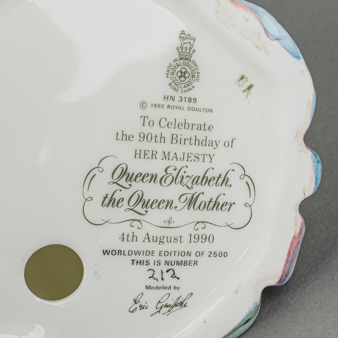 ROYAL DOULTON Figurine HM Queen Elizabeth The Queen Mother HN 3189