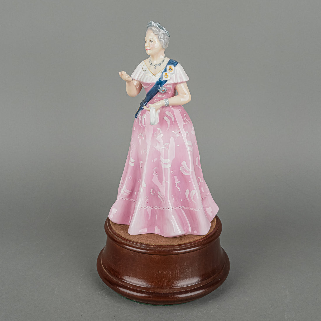 ROYAL DOULTON Figurine HM Queen Elizabeth The Queen Mother HN 2882