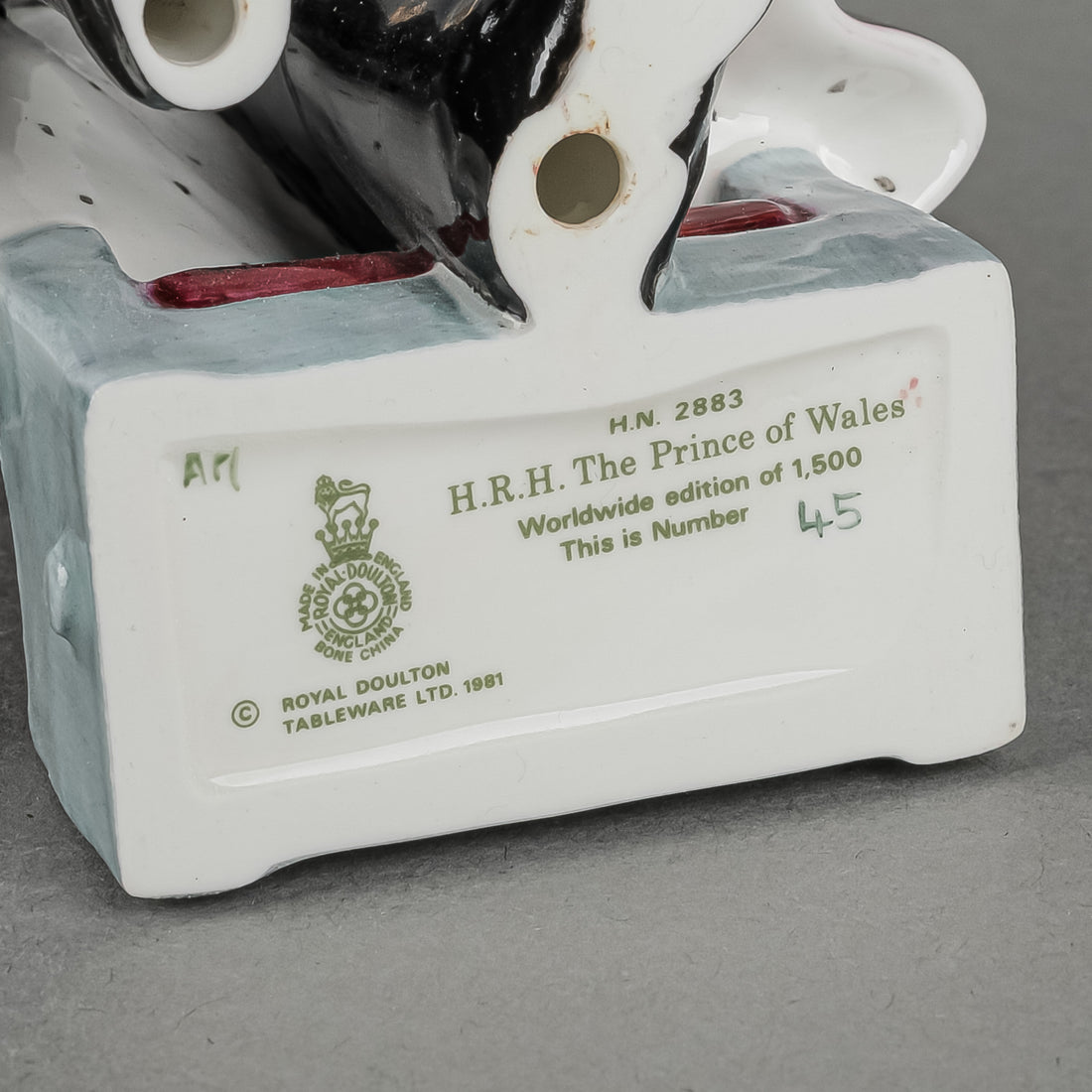 ROYAL DOULTON Figurine HRH The Prince Of Wales - Charles HN 2883