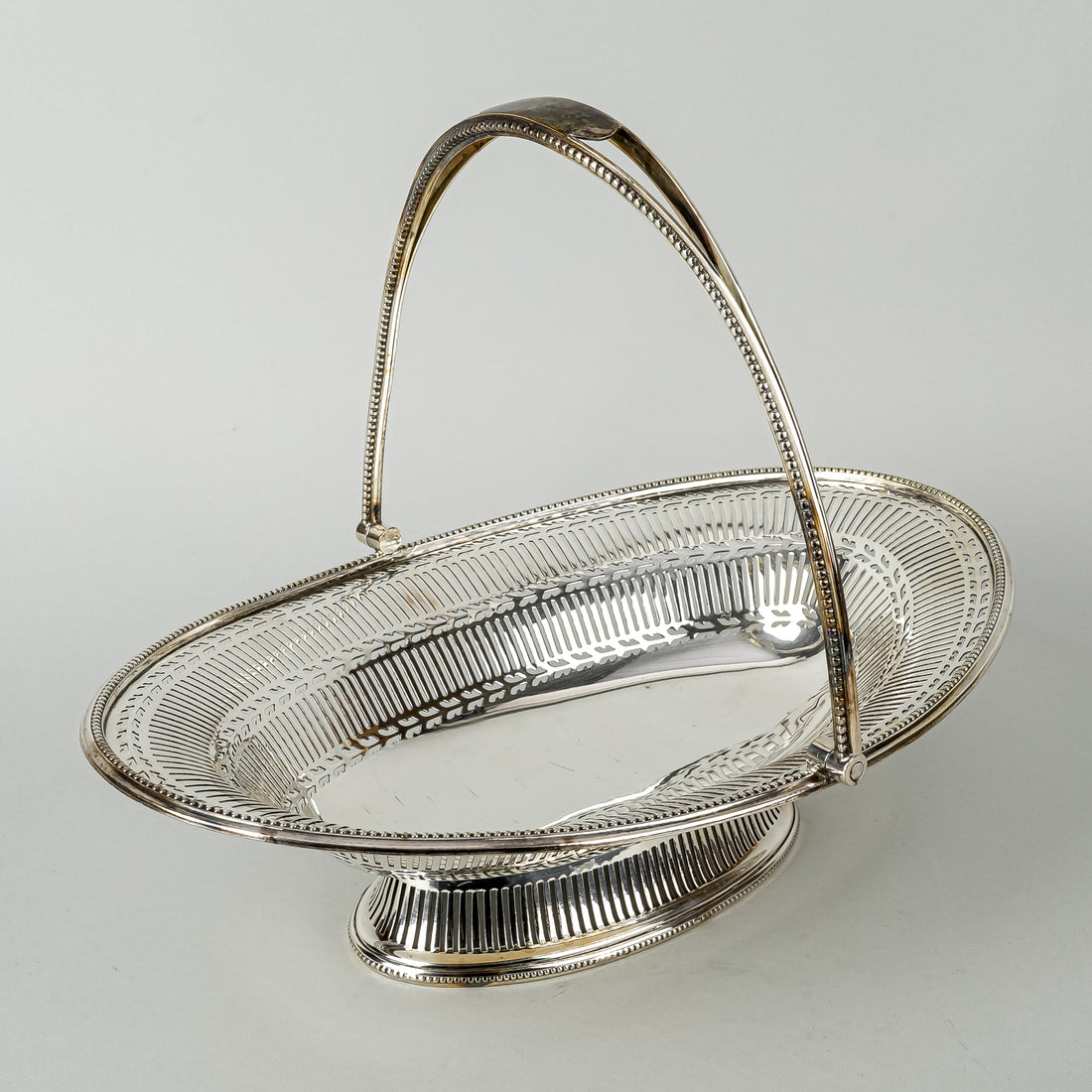 BARKER BROS Silver Plate Pierced Oval Basket w/Handle 31307