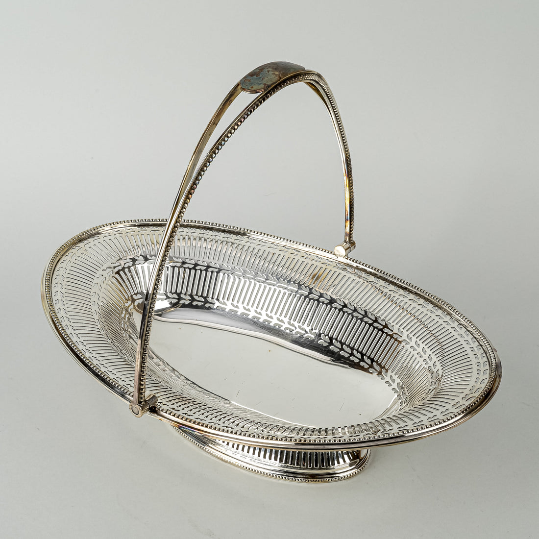 BARKER BROS Silver Plate Pierced Oval Basket w/Handle 31307