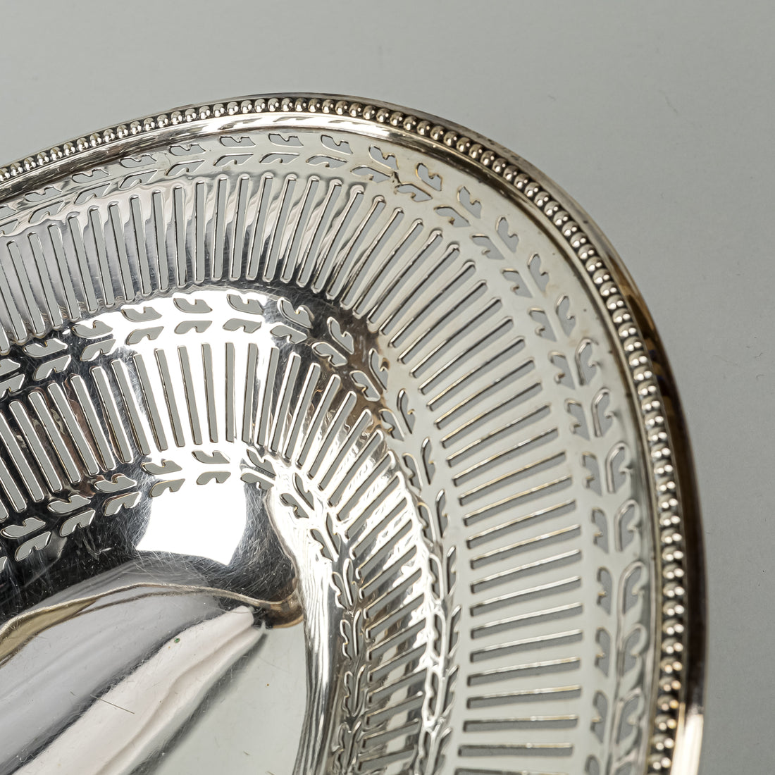 BARKER BROS Silver Plate Pierced Oval Basket w/Handle 31307