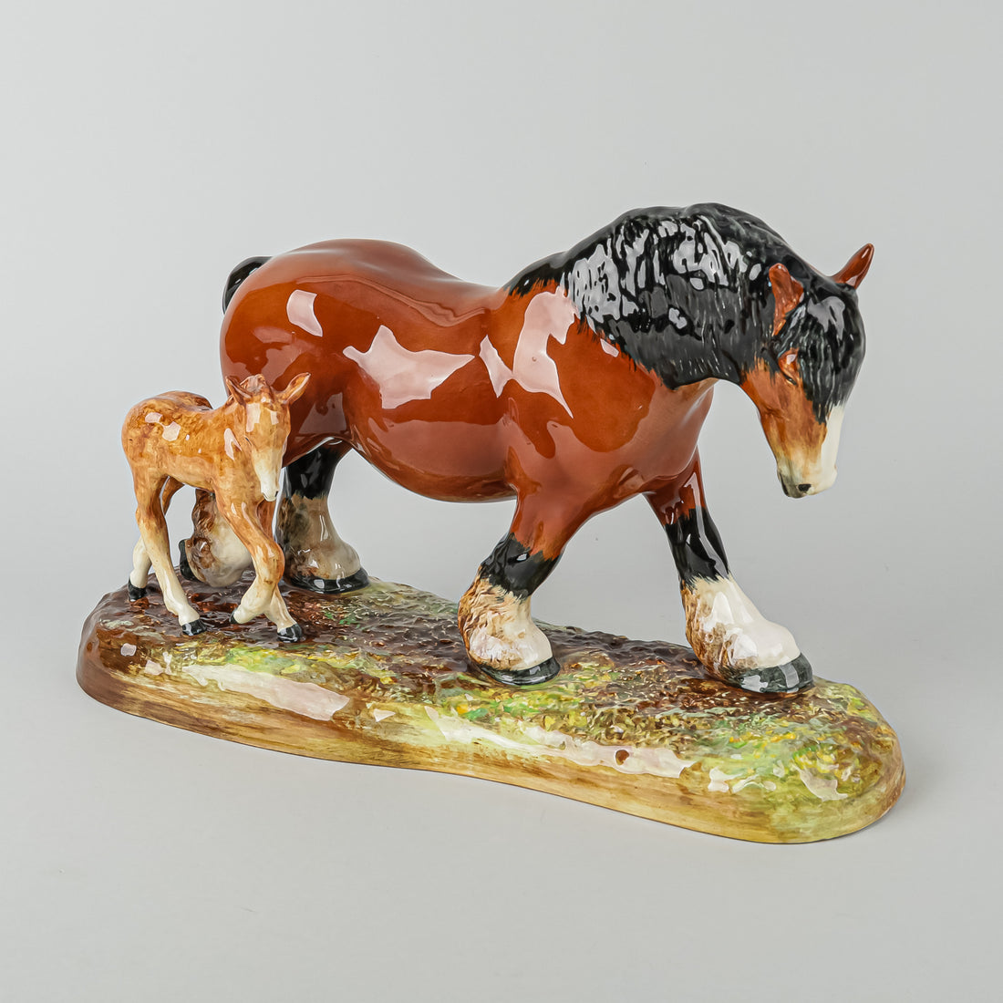 ROYAL DOULTON Figurine Pride of the Shires & Foal HN 2528