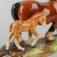 ROYAL DOULTON Figurine Pride of the Shires & Foal HN 2528