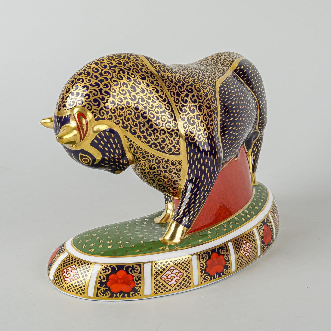 ROYAL CROWN DERBY Paperweight Bull - Old Imari Accent