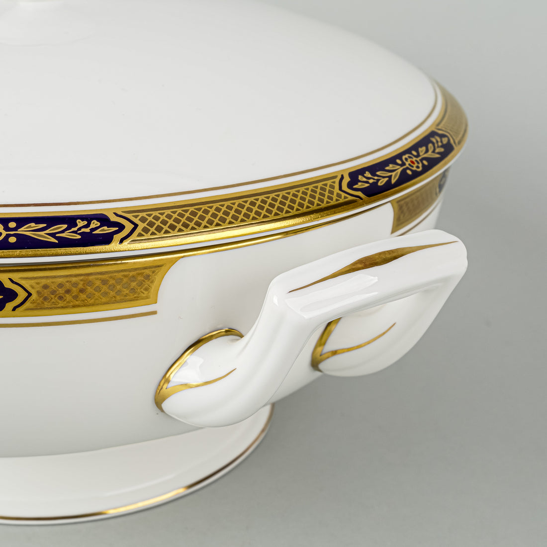 ROYAL WORCESTER Sovereign Lidded Soup Tureen