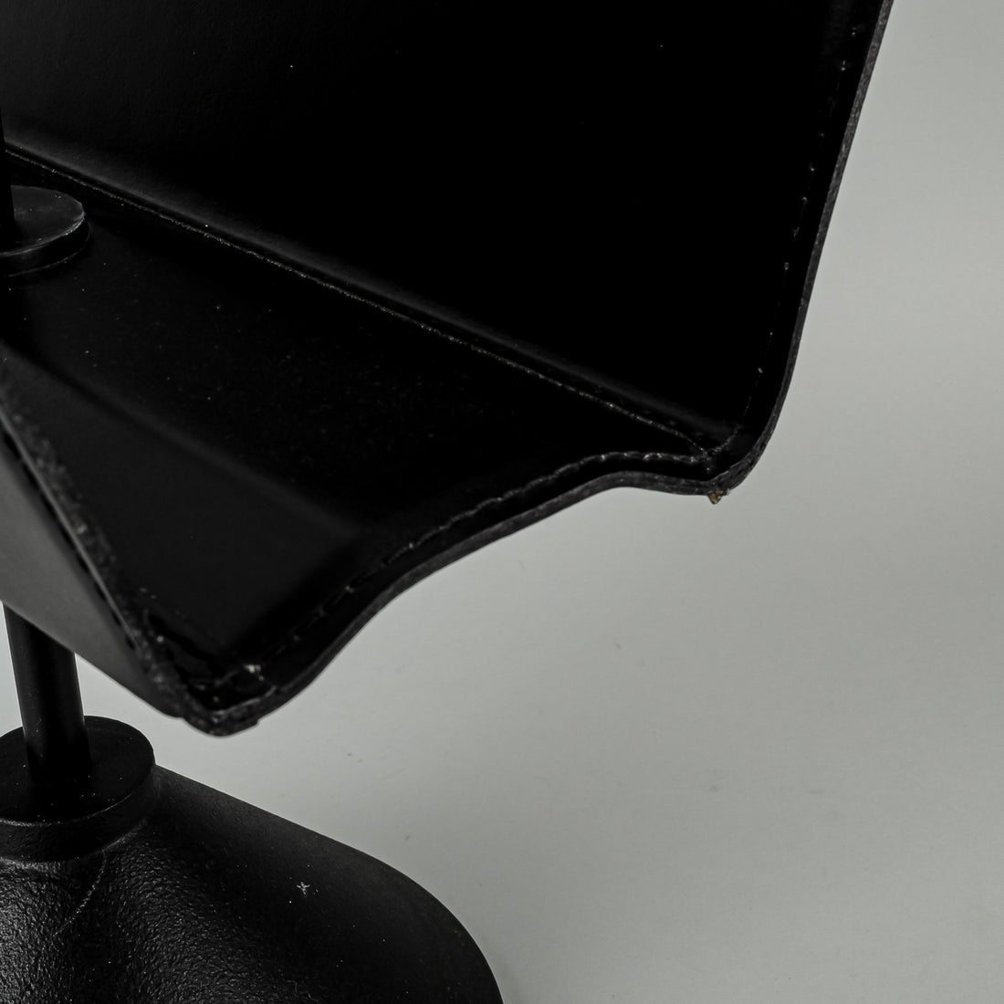 PORADA ARRETI Black Steel & Leather Magazine Rack