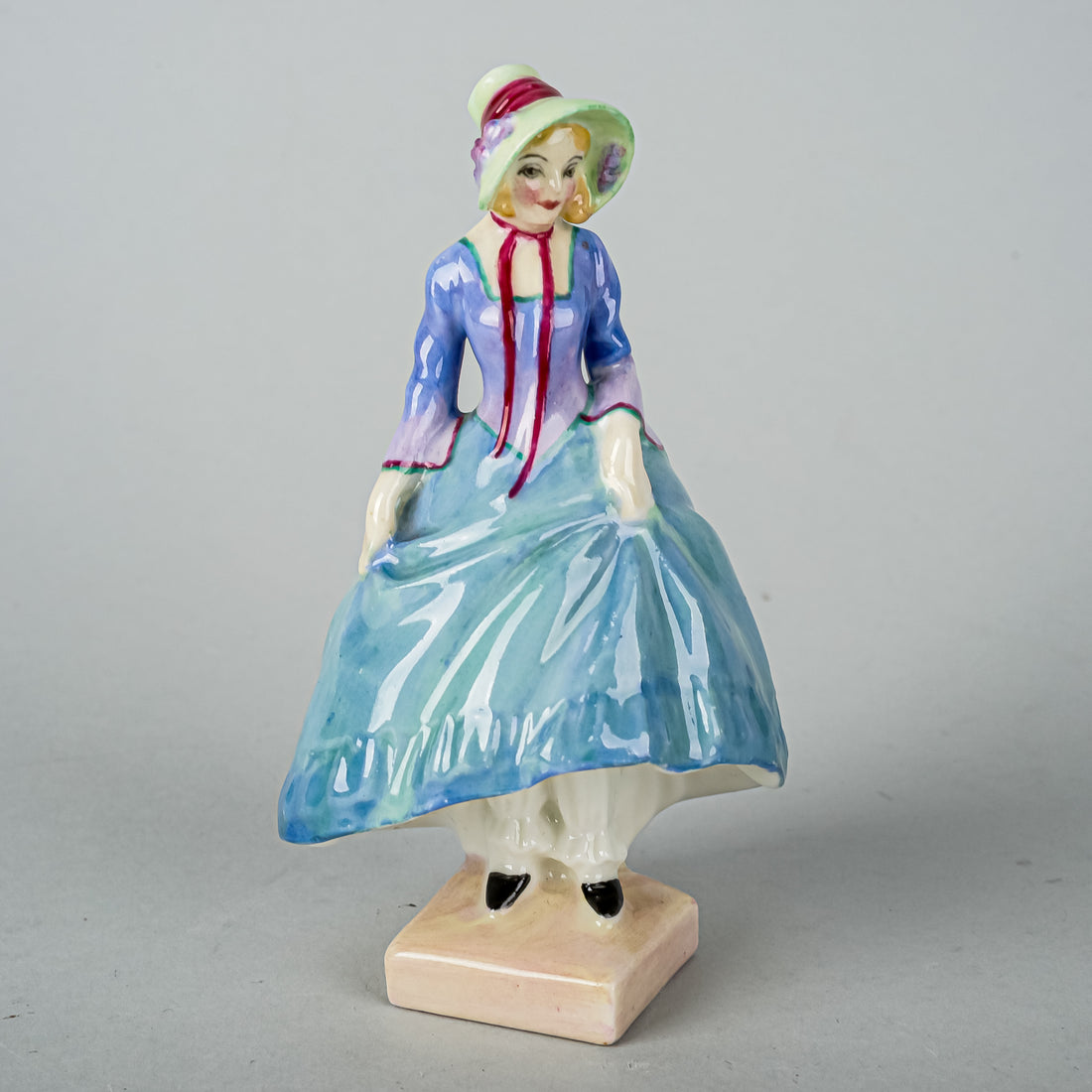 ROYAL DOULTON Figurine Pantalettes M15