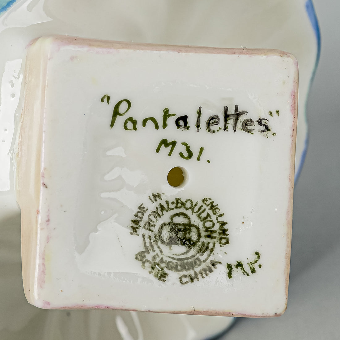 ROYAL DOULTON Figurine Pantalettes M15