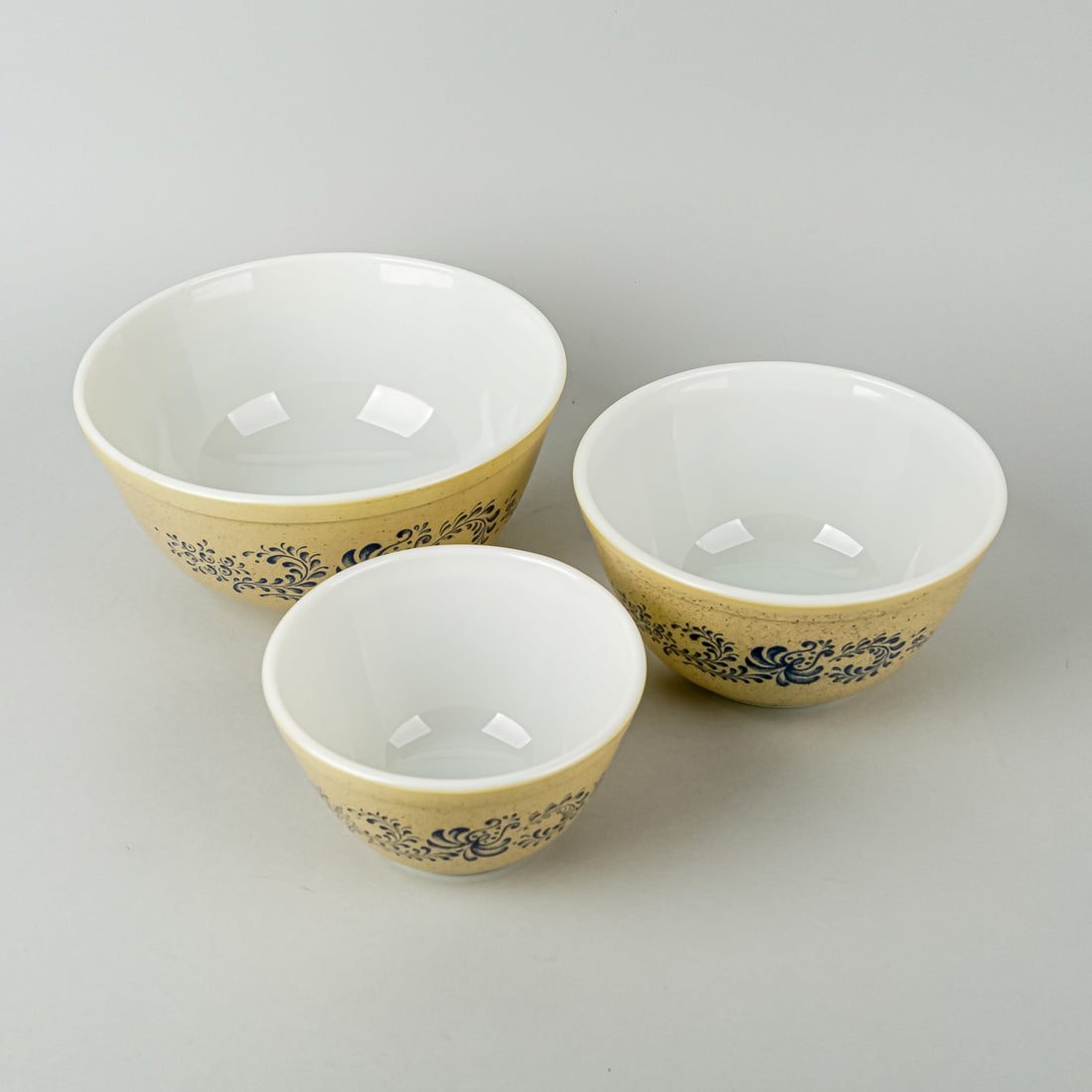 PYREX Homestead Nesting Mixing Bowls Set Of 3
