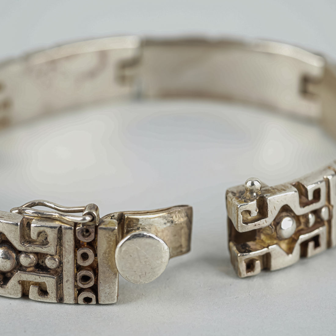 MIGUEL PEON 980 Silver Aztec Motif Panel Link Bracelet