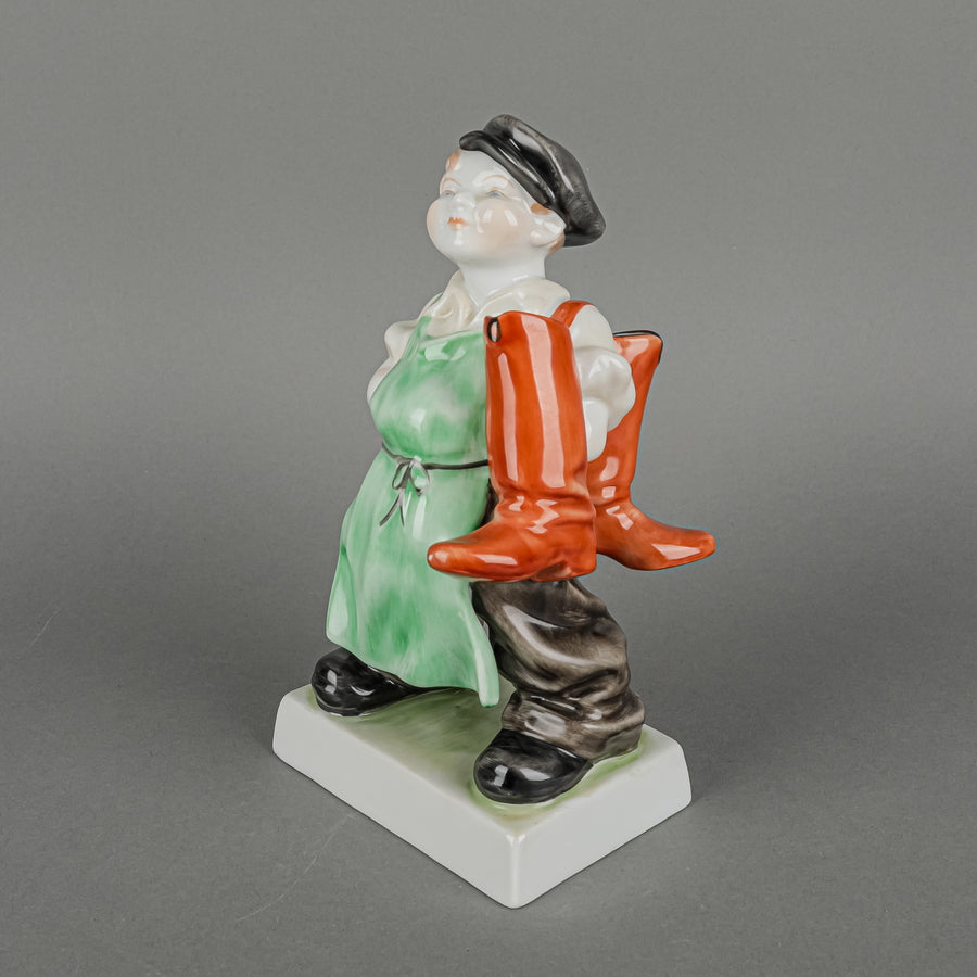 HEREND Figurine Shoemaker's Assistant 5493