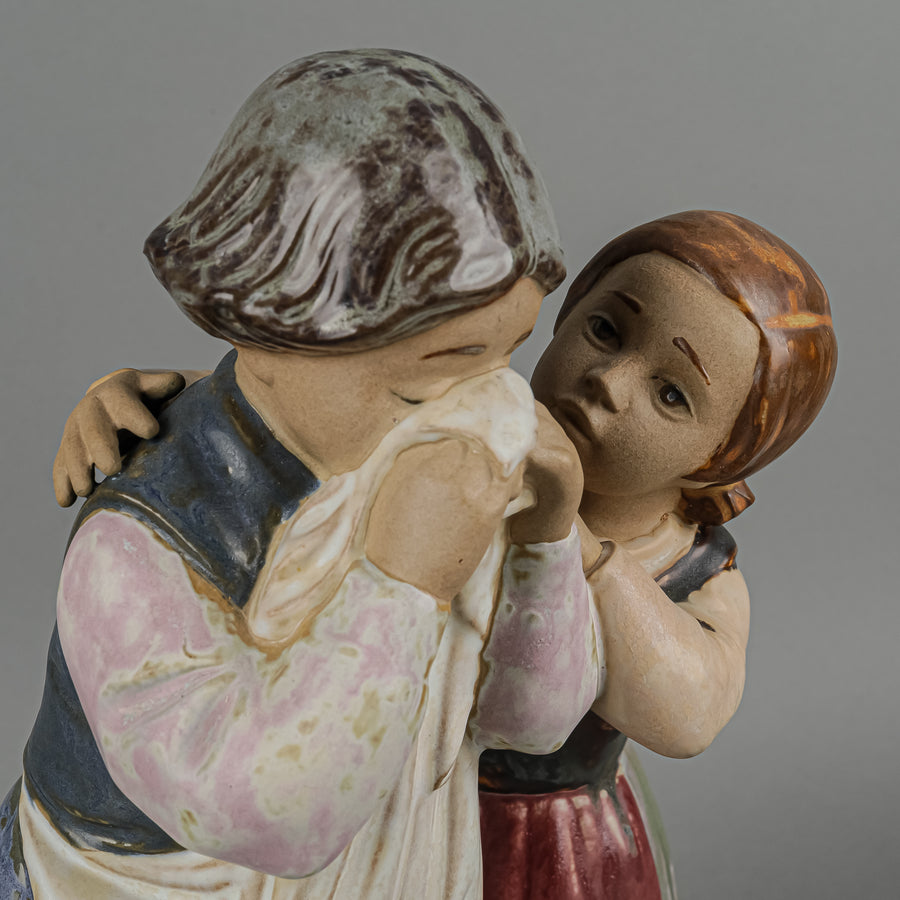 LLADRO Figurine Comforting Her Friend 1326M