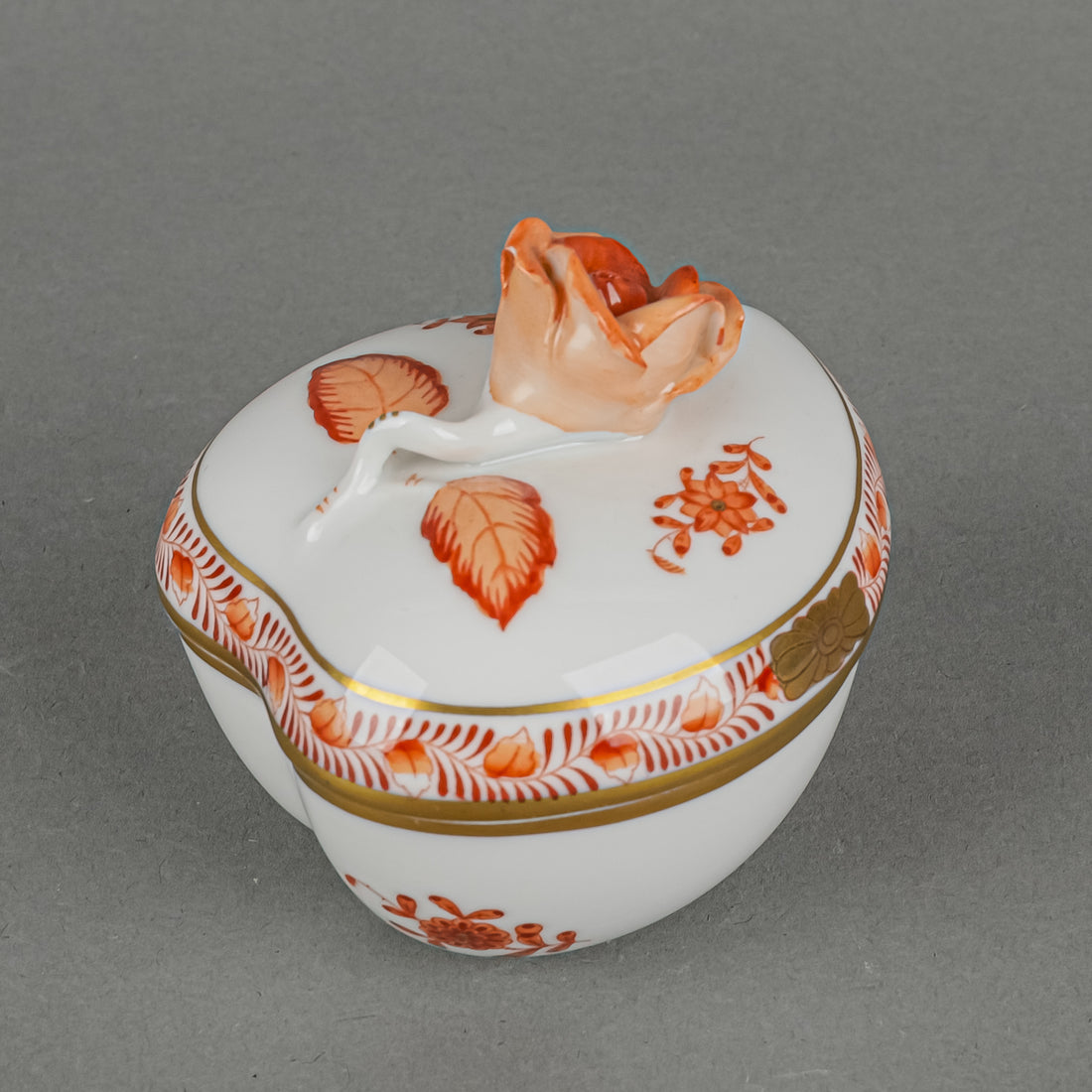 HEREND Chinese Bouquet Rust Covered Heart Box With Rose Knob