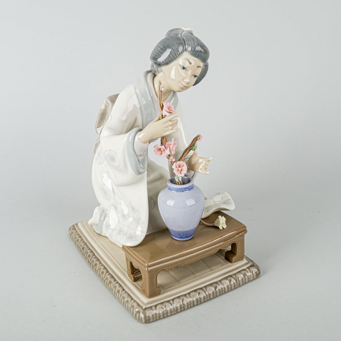 LLADRO Figurine Japanese Girl Decorating 4840