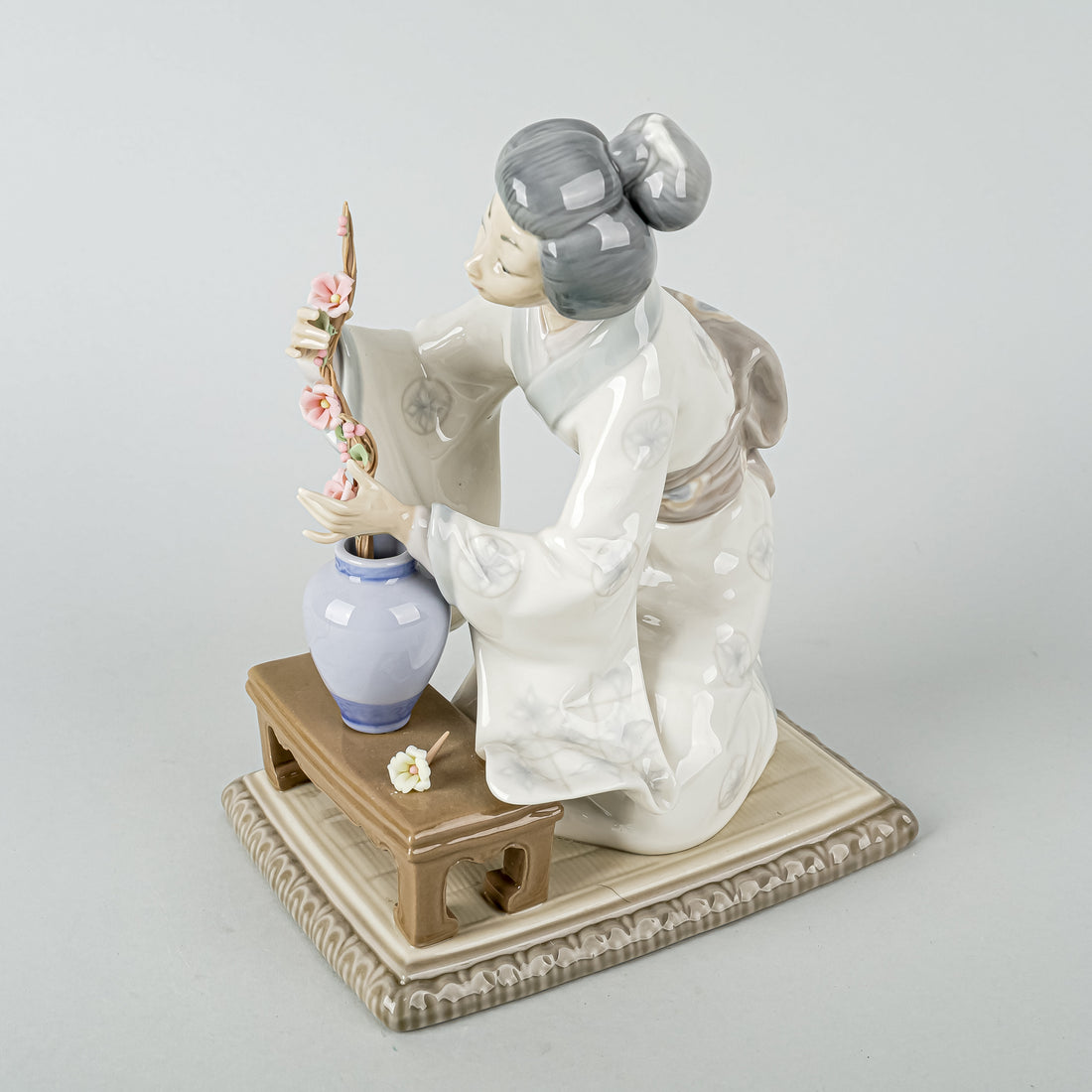 LLADRO Figurine Japanese Girl Decorating 4840