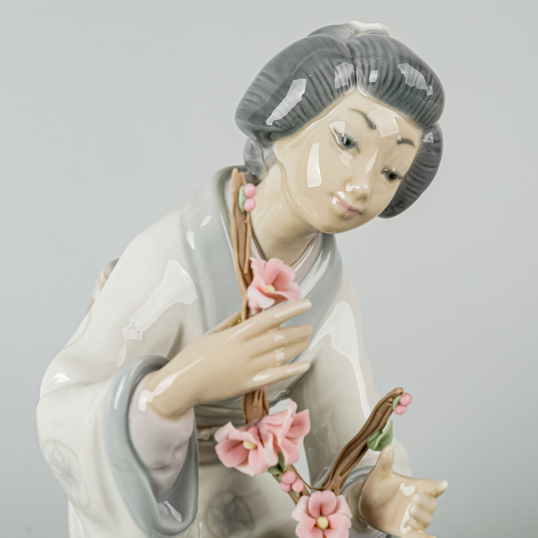 LLADRO Figurine Japanese Girl Decorating 4840