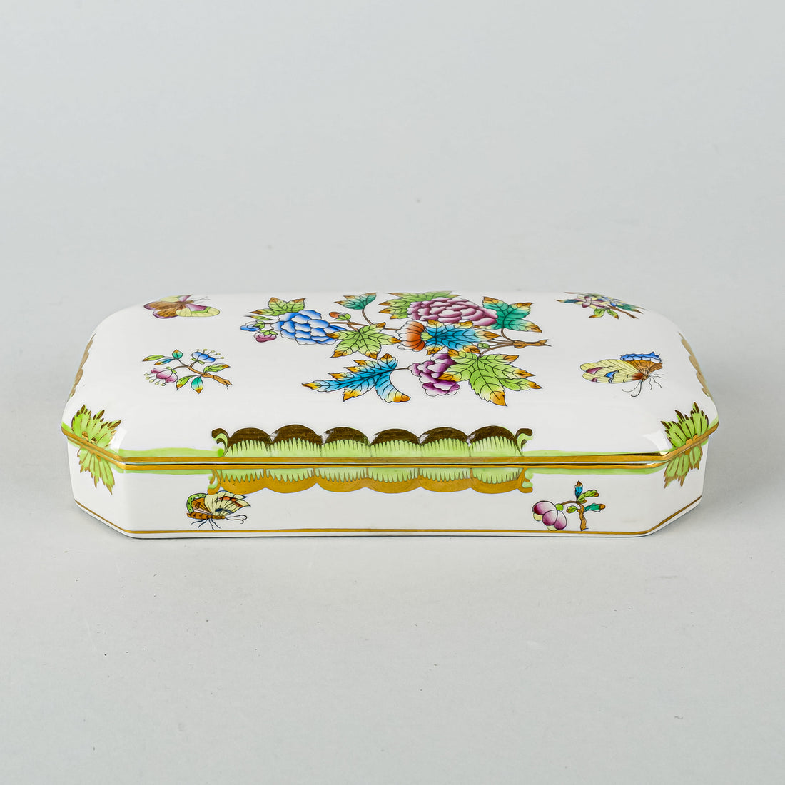 HEREND Queen Victoria Covered Box