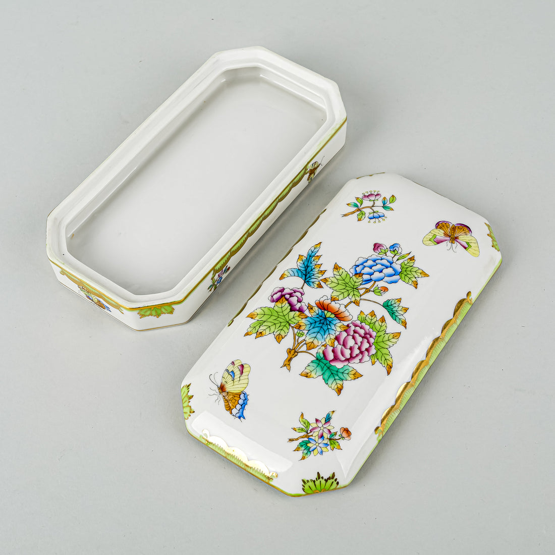 HEREND Queen Victoria Covered Box