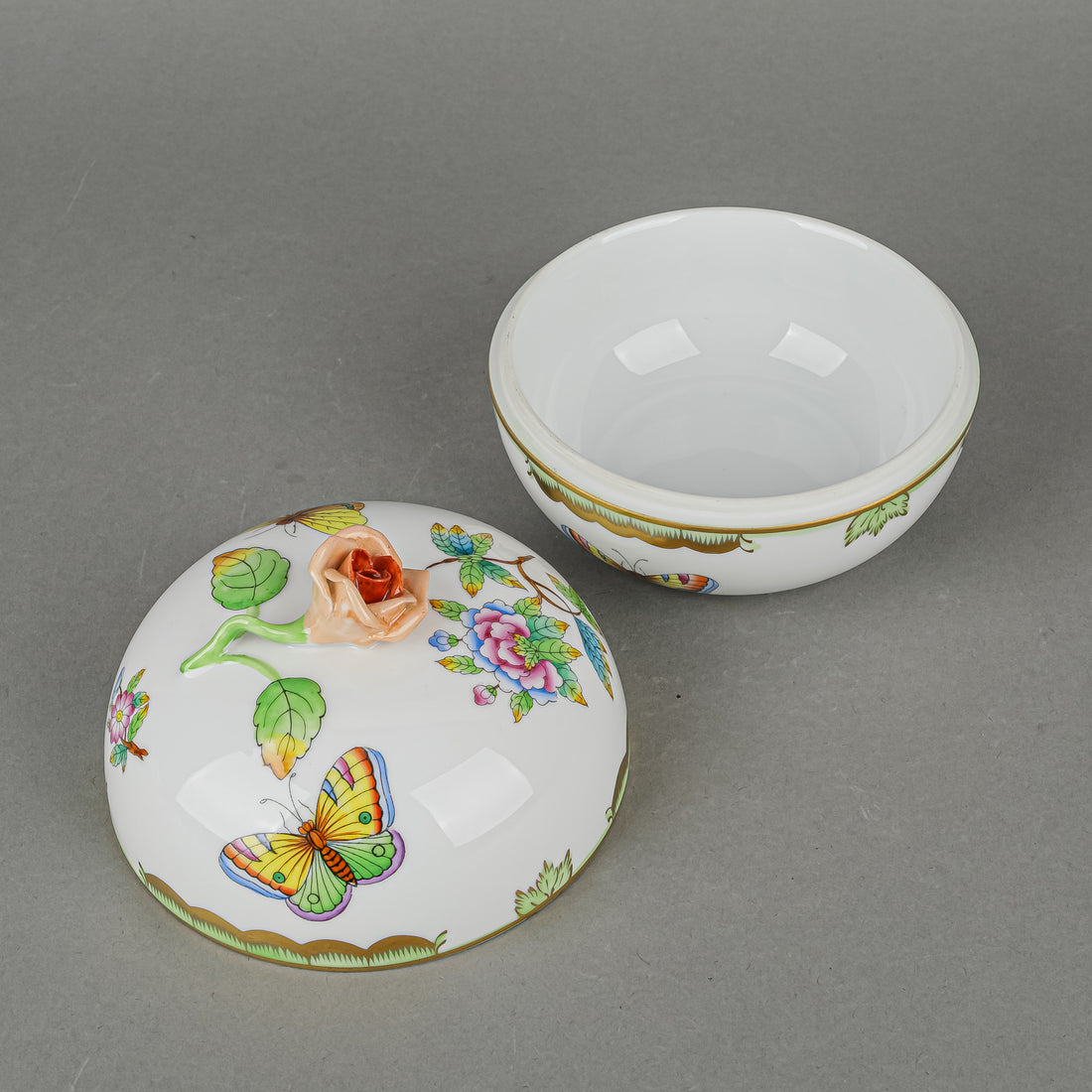 HEREND Queen Victoria Bonbonniere With Rose Knob