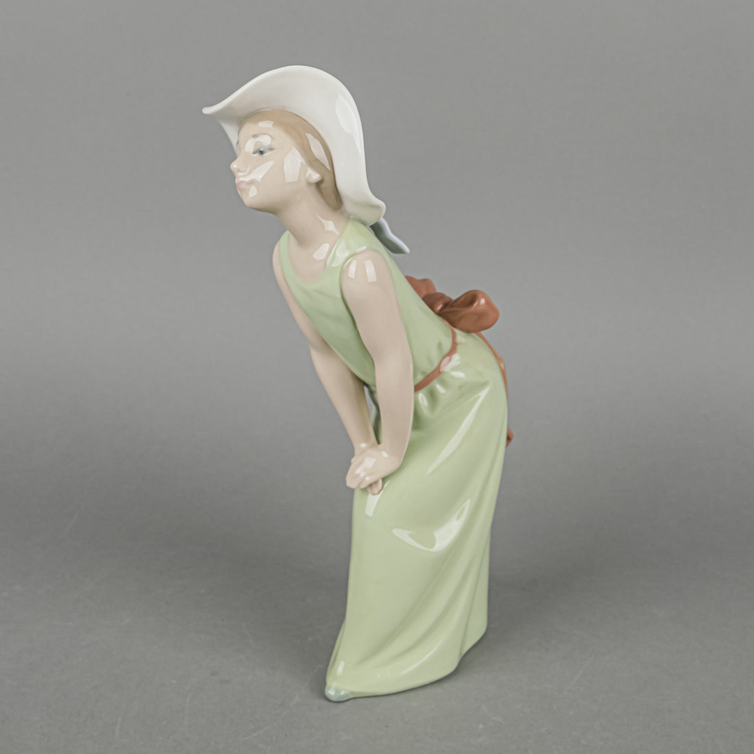 LLADRO Figurine Curious Girl With Straw Hat 5009